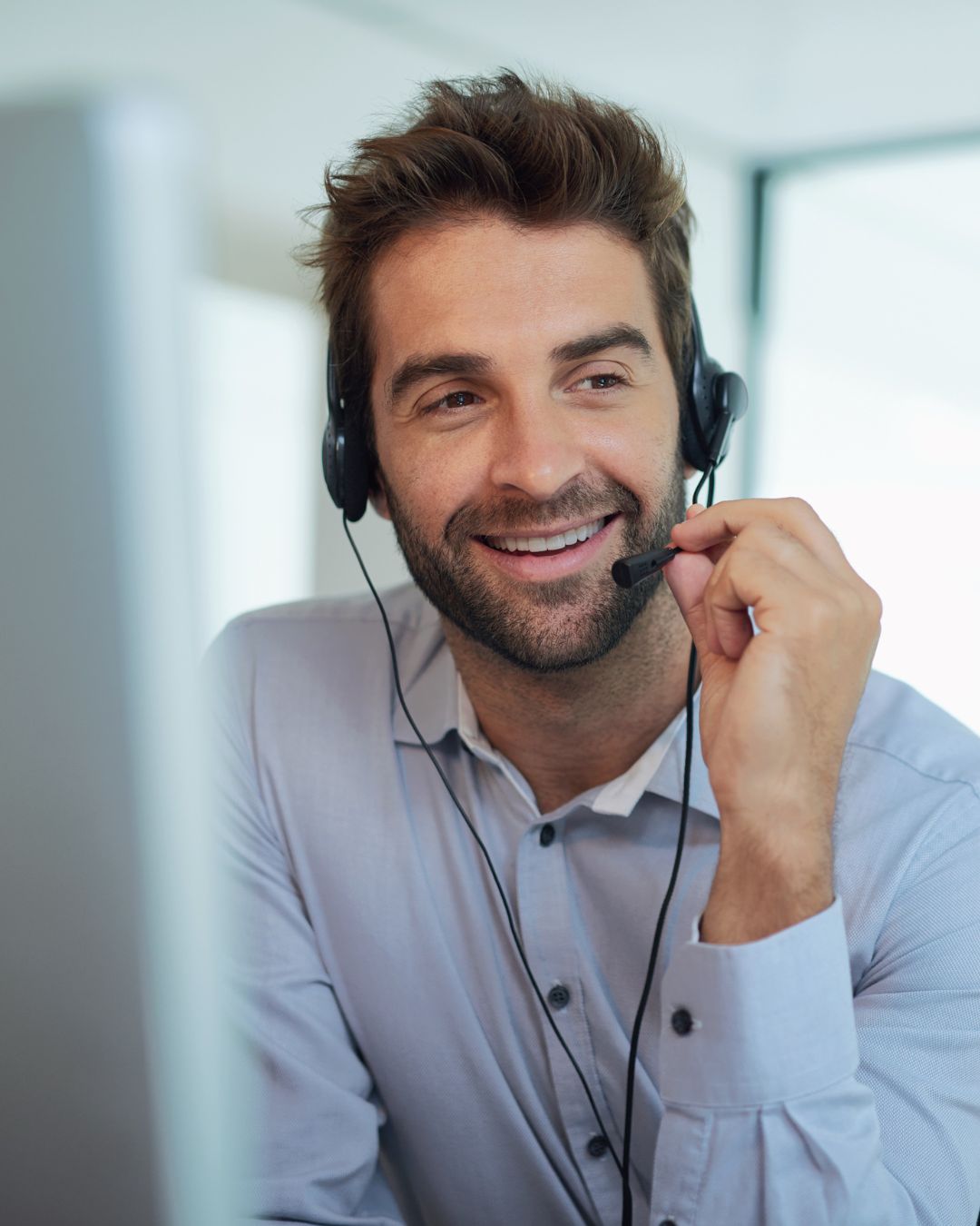 Agente de atención al cliente utilizando la centralita virtual de Zoon Suite.