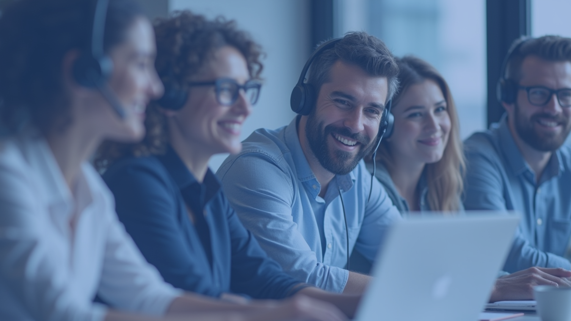 Equipo de trabajo colaborando en oficina con tecnología para empresas y soluciones de telecomunicaciones de Zoon Suite.