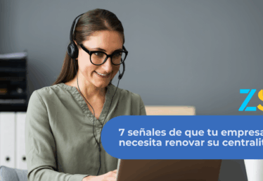 Profesional atendiendo una llamada mediante una centralita virtual en un entorno de oficina moderna