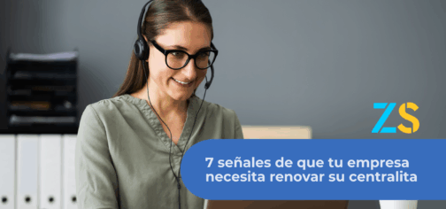 Profesional atendiendo una llamada mediante una centralita virtual en un entorno de oficina moderna