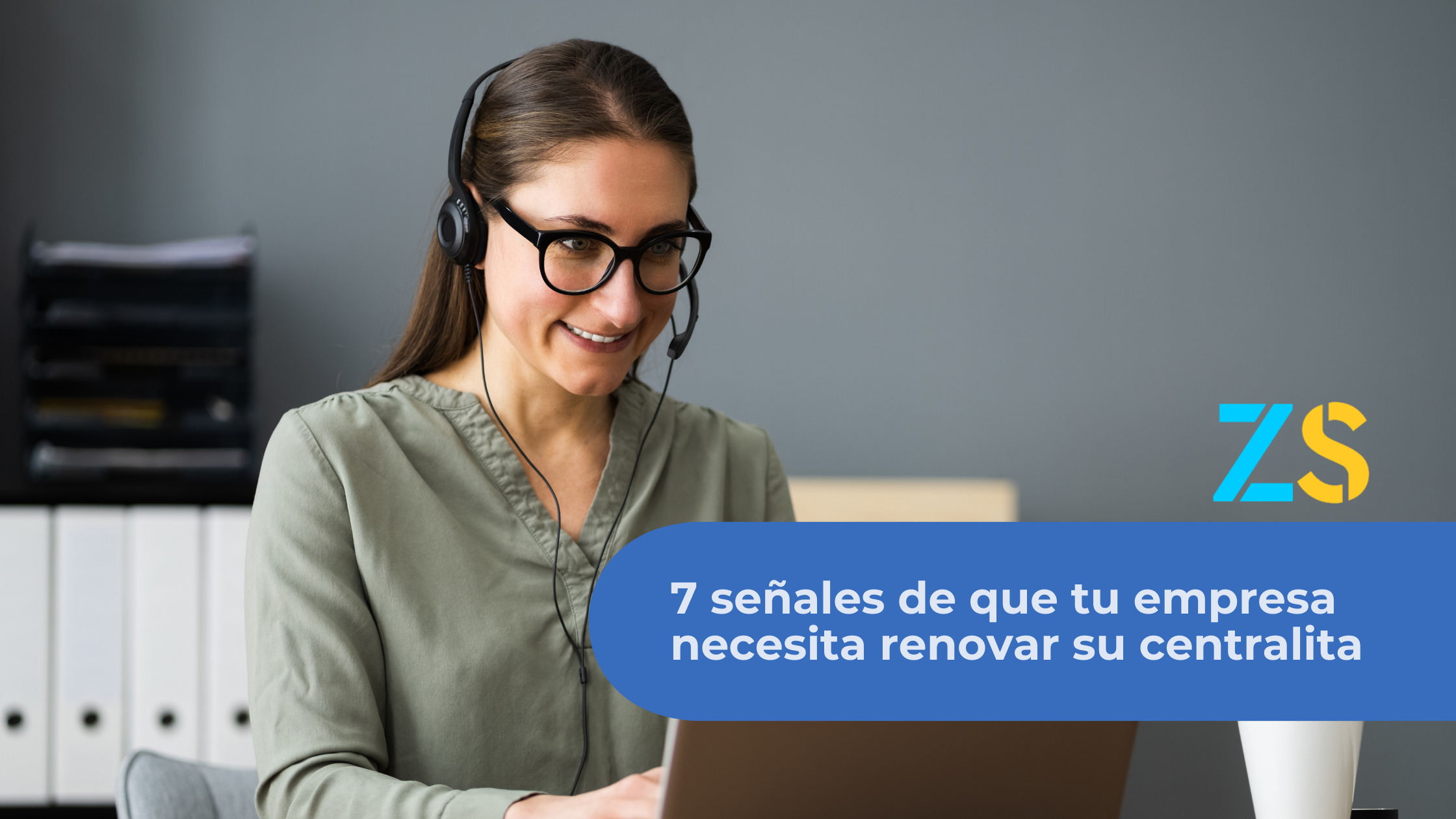 Profesional atendiendo una llamada mediante una centralita virtual en un entorno de oficina moderna