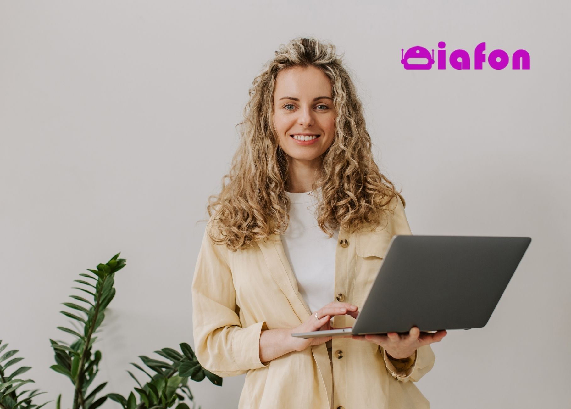 Profesional utilizando IAfon, el asistente de voz inteligente para atención al cliente