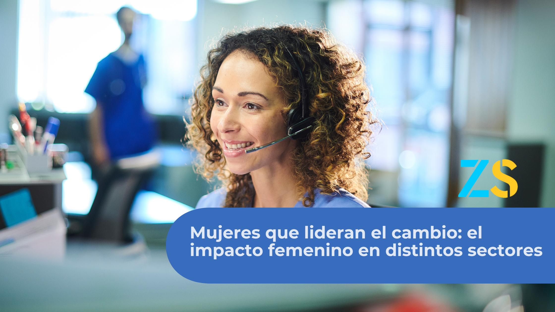 Mujer atendiendo llamadas en oficina representando el liderazgo femenino en distintos sectores profesionales en el Día Internacional de la Mujer