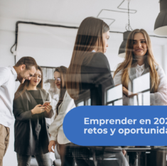 Equipo de empresa analizando datos en oficina, ejemplo de emprendimiento y digitalización con tecnología empresarial