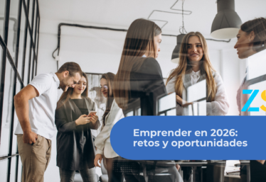 Equipo de empresa analizando datos en oficina, ejemplo de emprendimiento y digitalización con tecnología empresarial