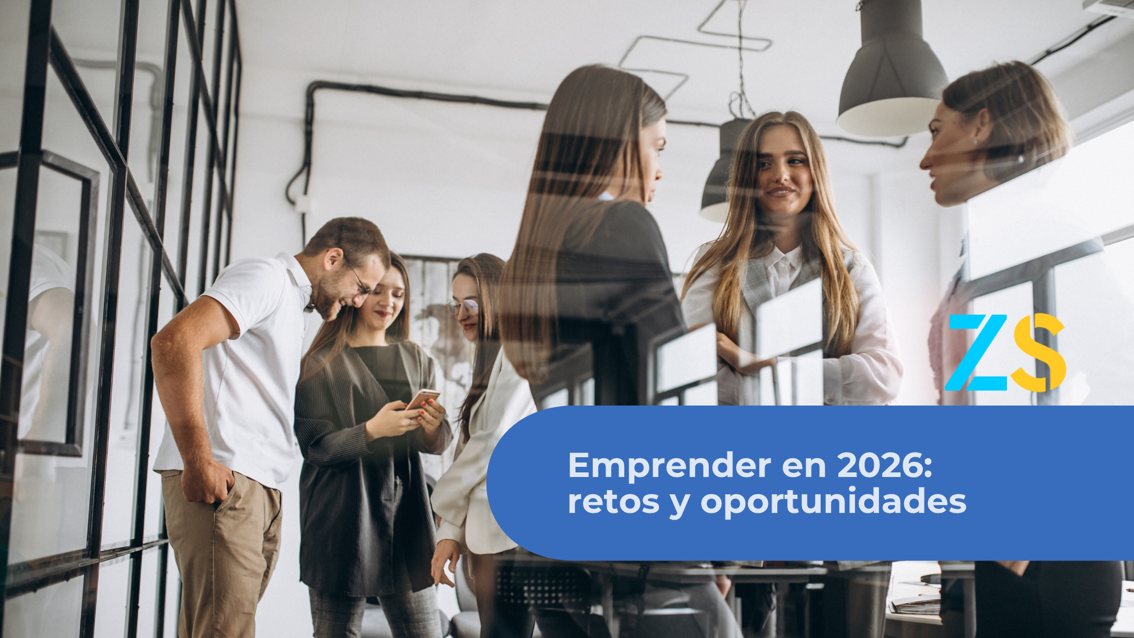 Equipo de empresa analizando datos en oficina, ejemplo de emprendimiento y digitalización con tecnología empresarial