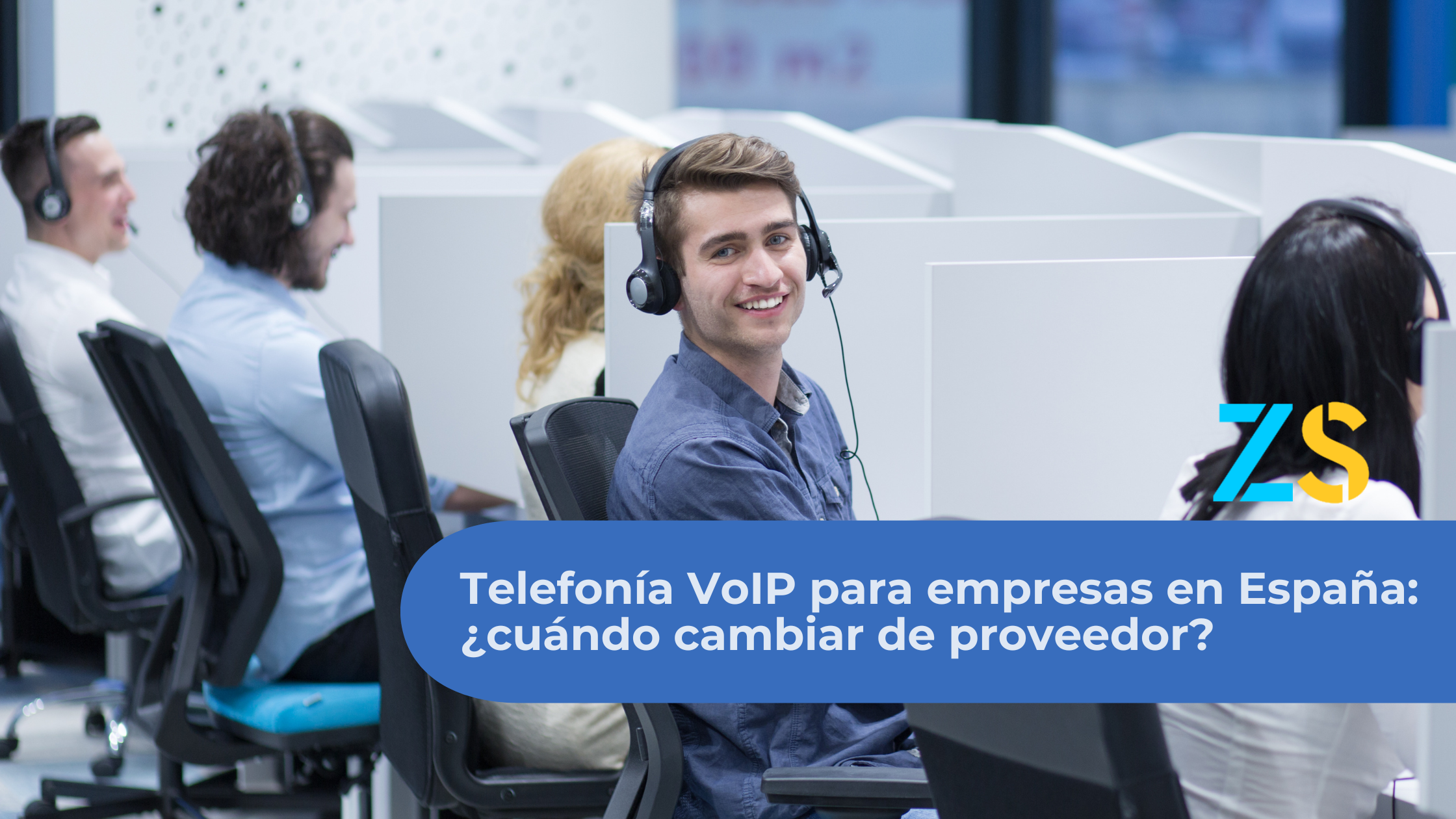 Agentes de call center con sistema de telefonía VoIP y numeración fija para empresas en España